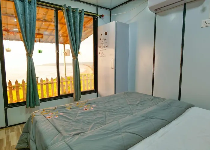 Paradise Point - Container Concept Home Stay